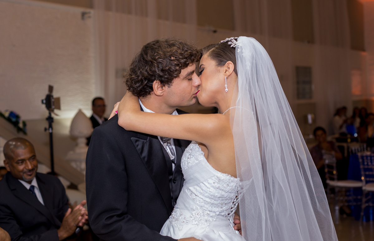 Momento tão aguardado pelos noivos Inara + Julio,  hora do beijo, casa de festas La Reverence 