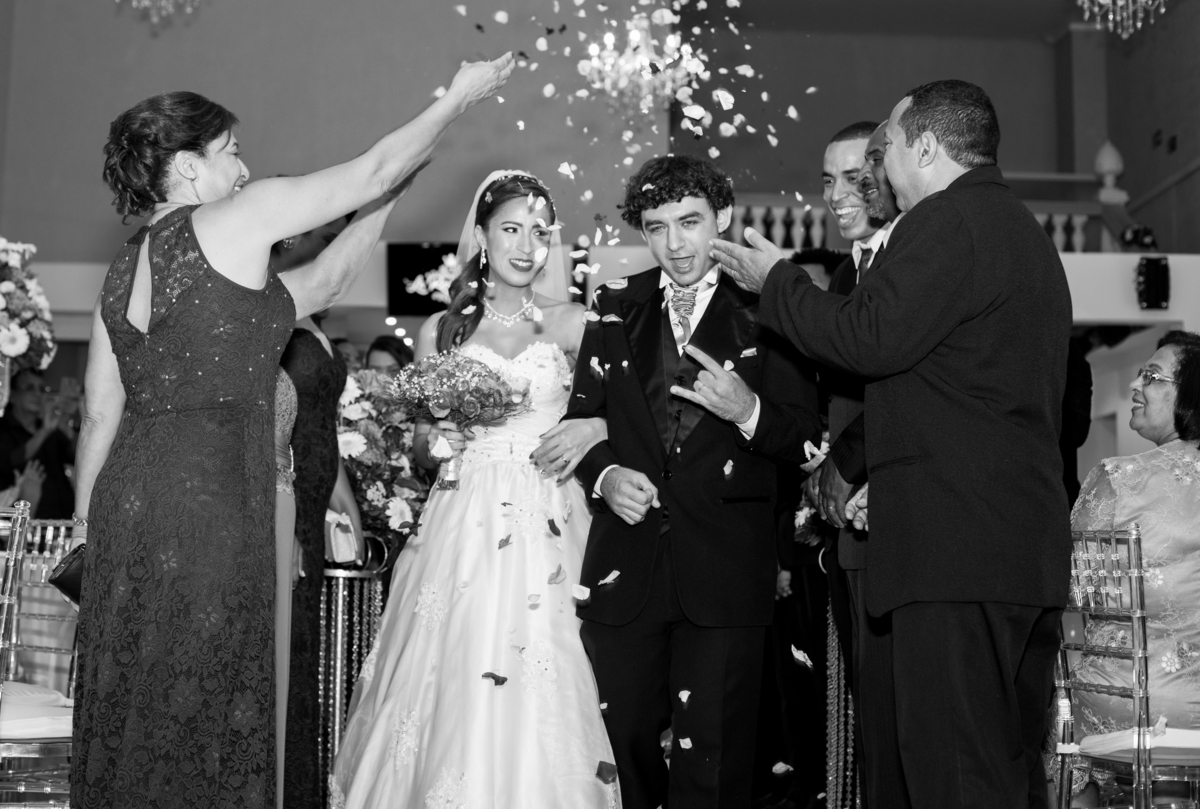 pétalas de rosas sendo jogada na saída dos noivos Inara + Julio, casa de festas La Reverence 