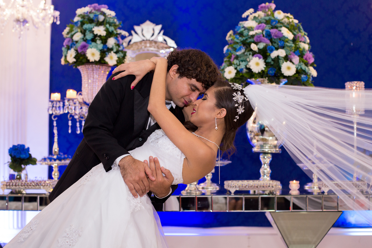 foto dos noivos Inara + Julio, olho no olho momento único, casa de festas La Reverence 