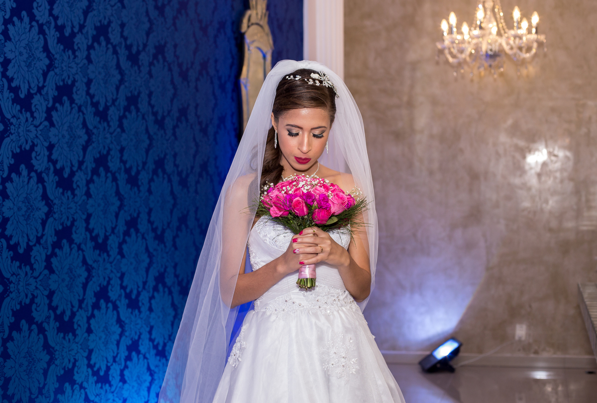 A noiva Inara com seu buquê, casa de festas La Reverence 