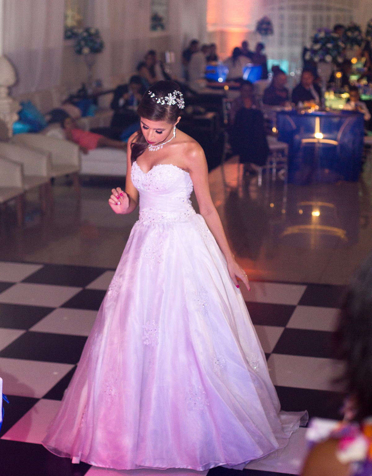 A noiva Inara na pista de dança, casa de festas La Reverence 