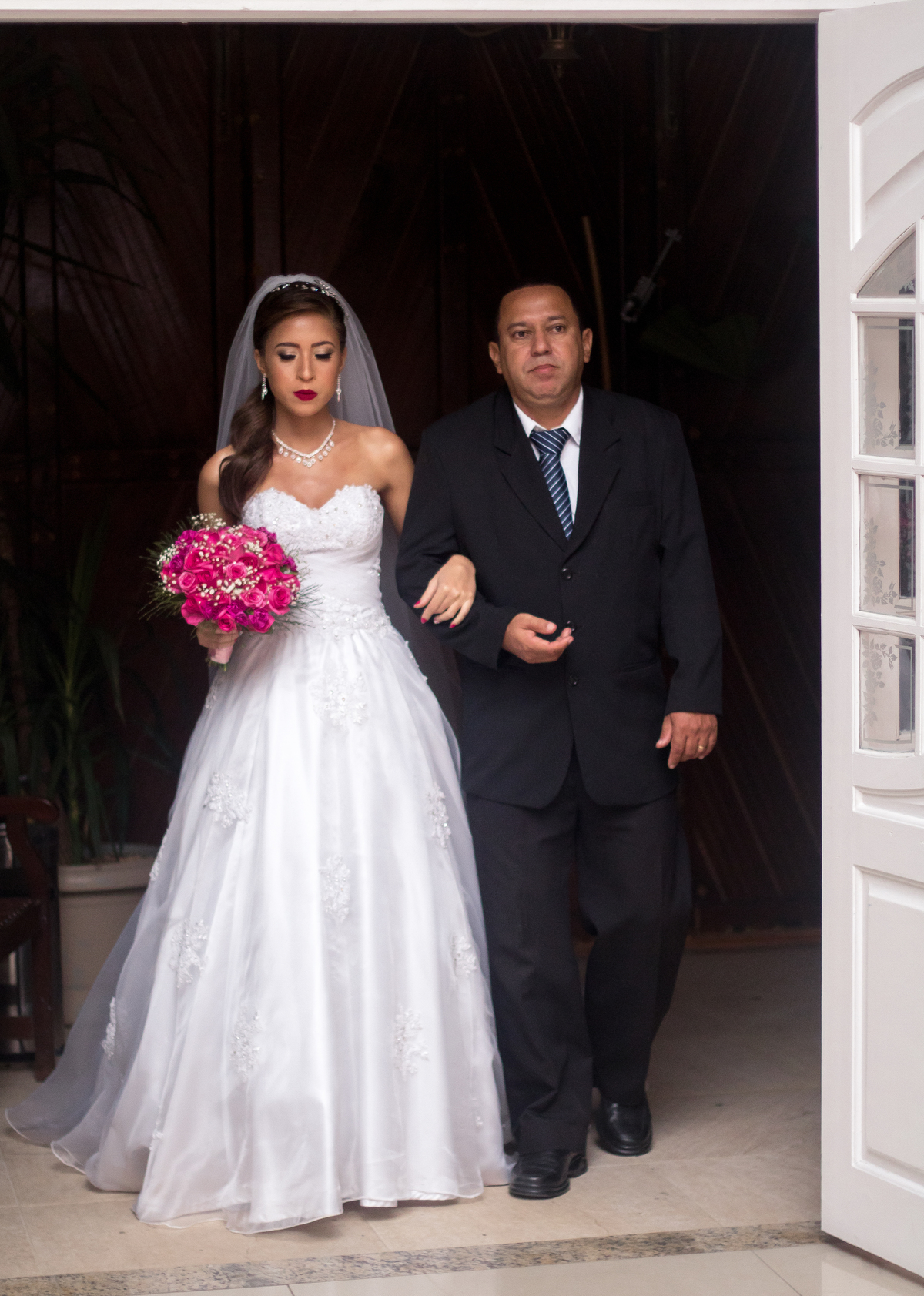 Entrada da noiva buquê nas mãos, casa de festas La Reverence 