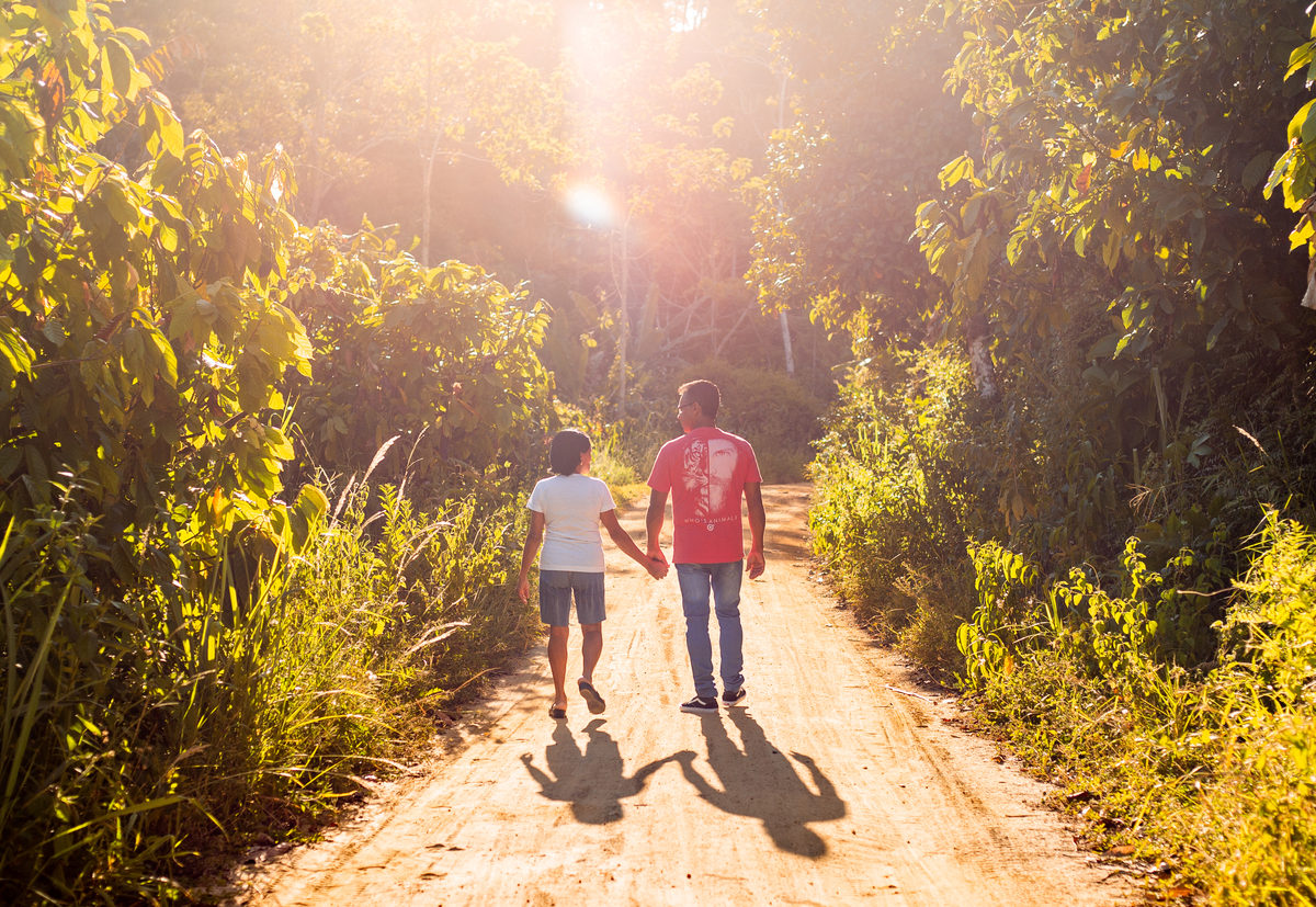 Ensaio de casal passeando na estrada fazenda Lagoa Dantas de mãos dadas 