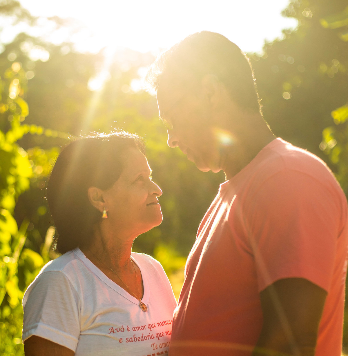 Ensaio de casal na fazenda Lagoa Dantas no meio da floresta  
