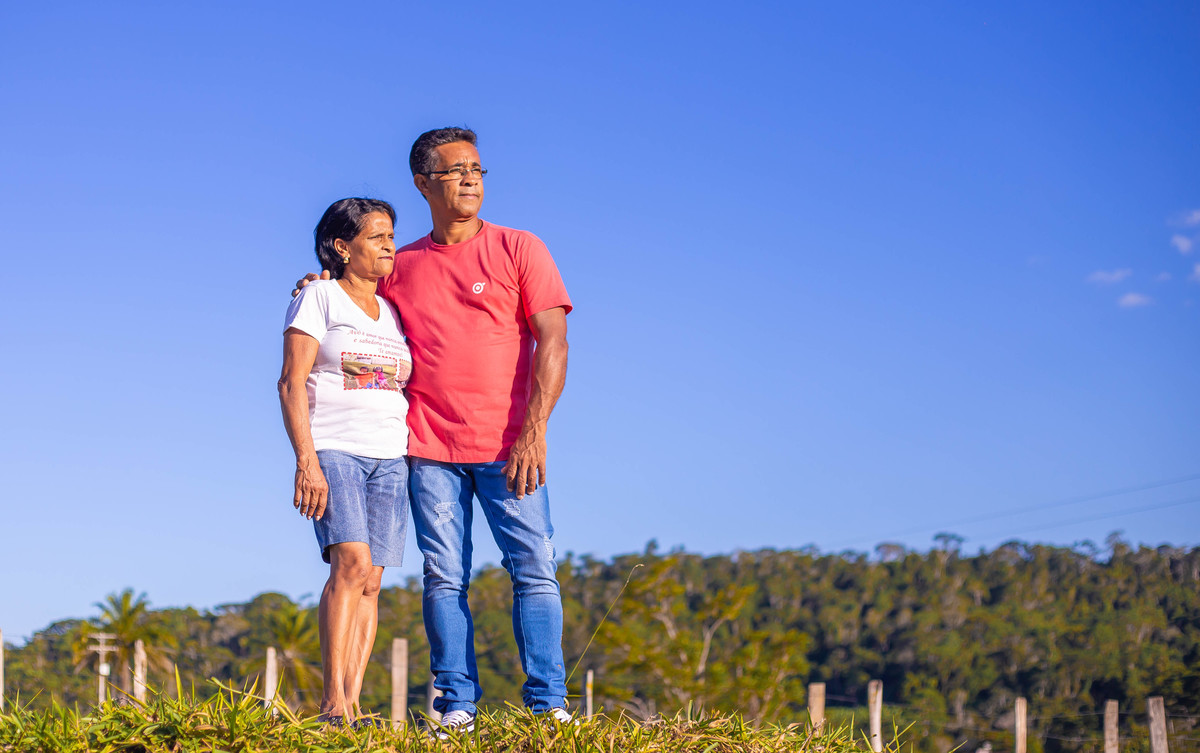 Ensaio de casal na fazenda Lagoa Dantas no meio da floresta  