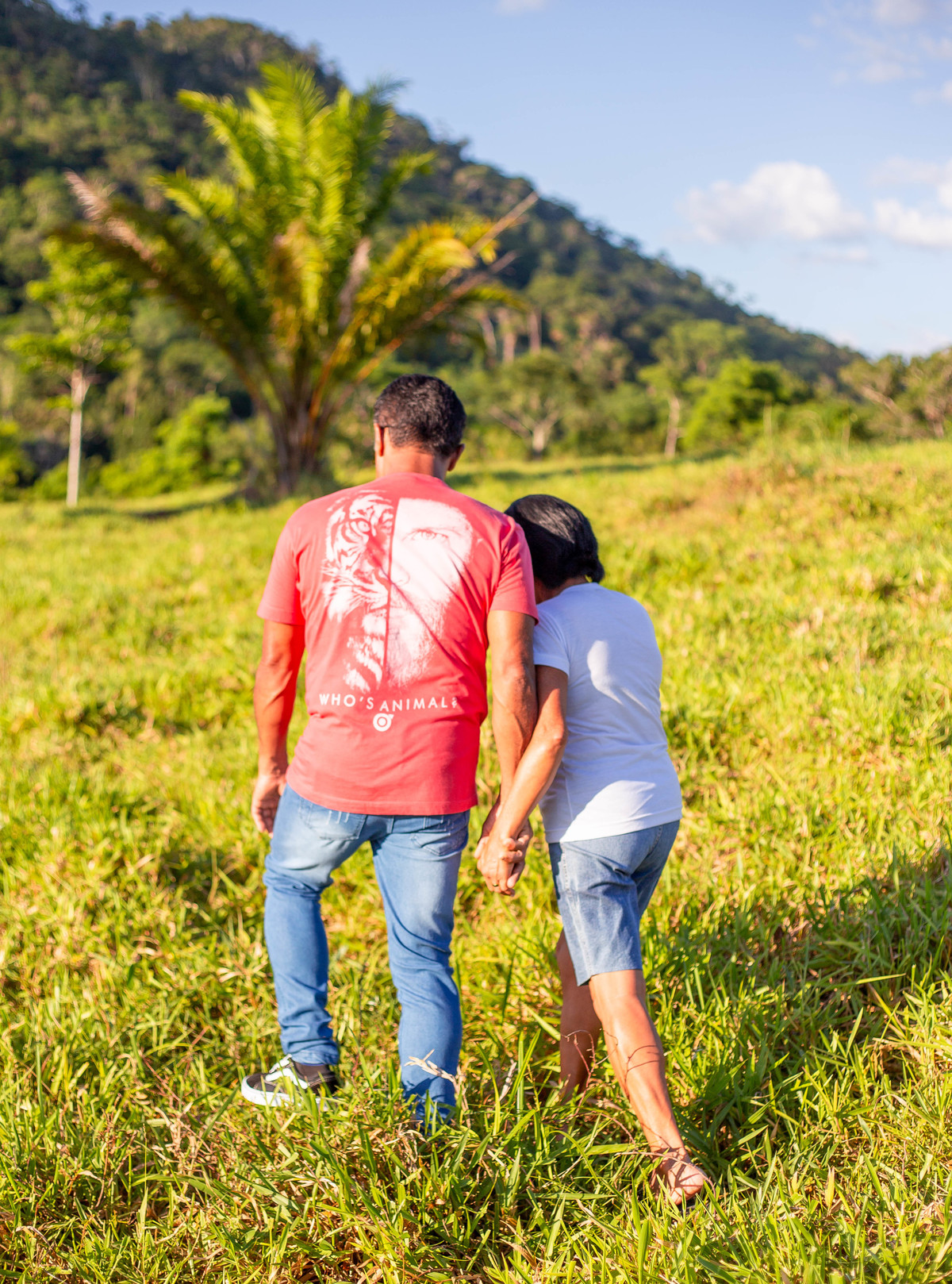 Ensaio de casal na fazendo Lagoa Dantas passeio de mãos dadas 