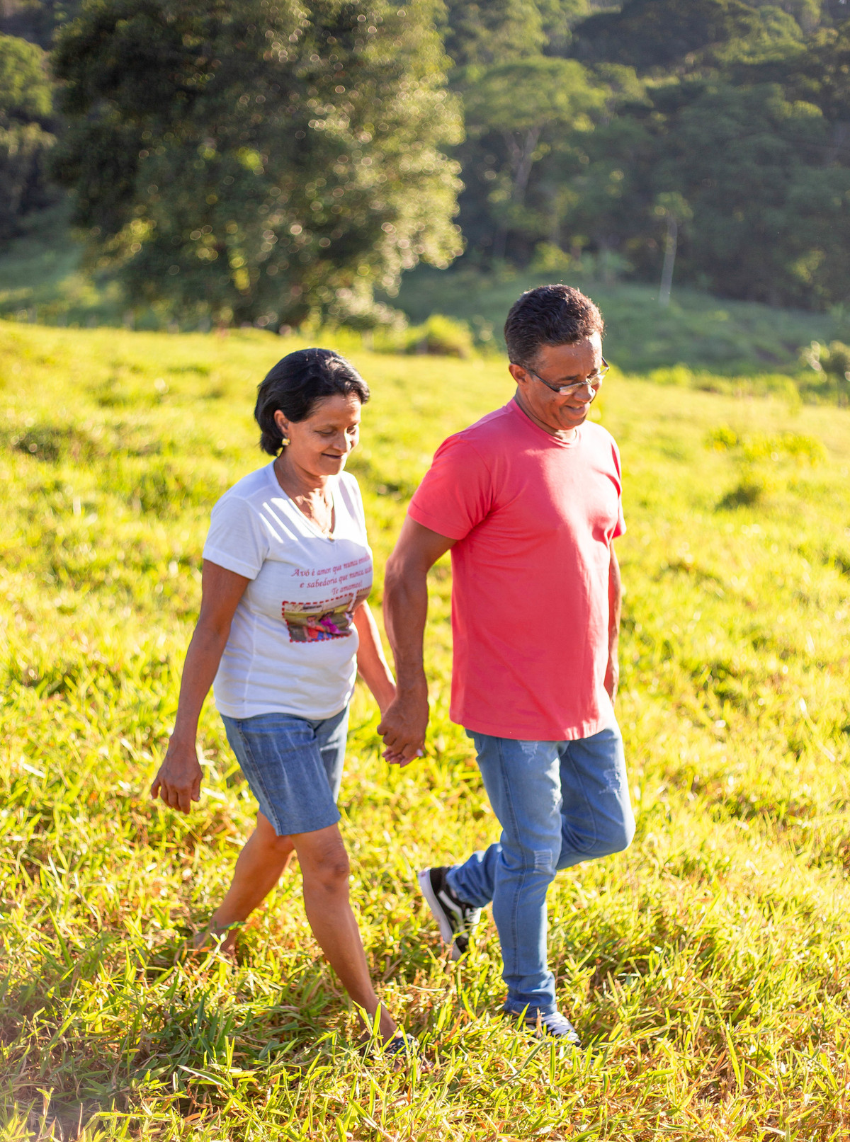 Ensaio de casal na fazendo Lagoa Dantas passeio de mãos dadas 