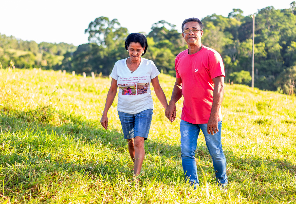 Ensaio de casal na fazendo Lagoa Dantas passeio de mãos dadas 