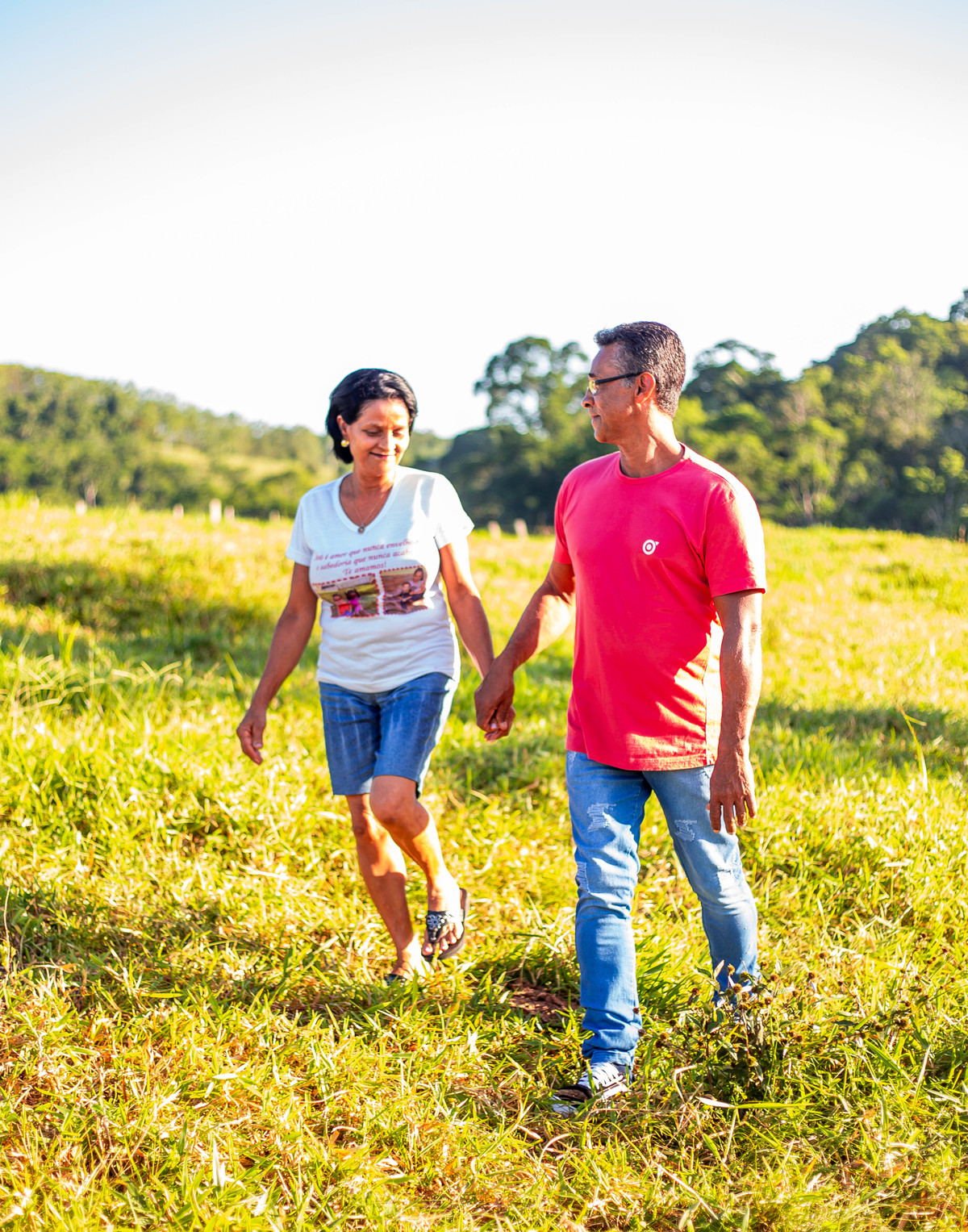 Ensaio de casal na fazendo Lagoa Dantas passeio de mãos dadas 