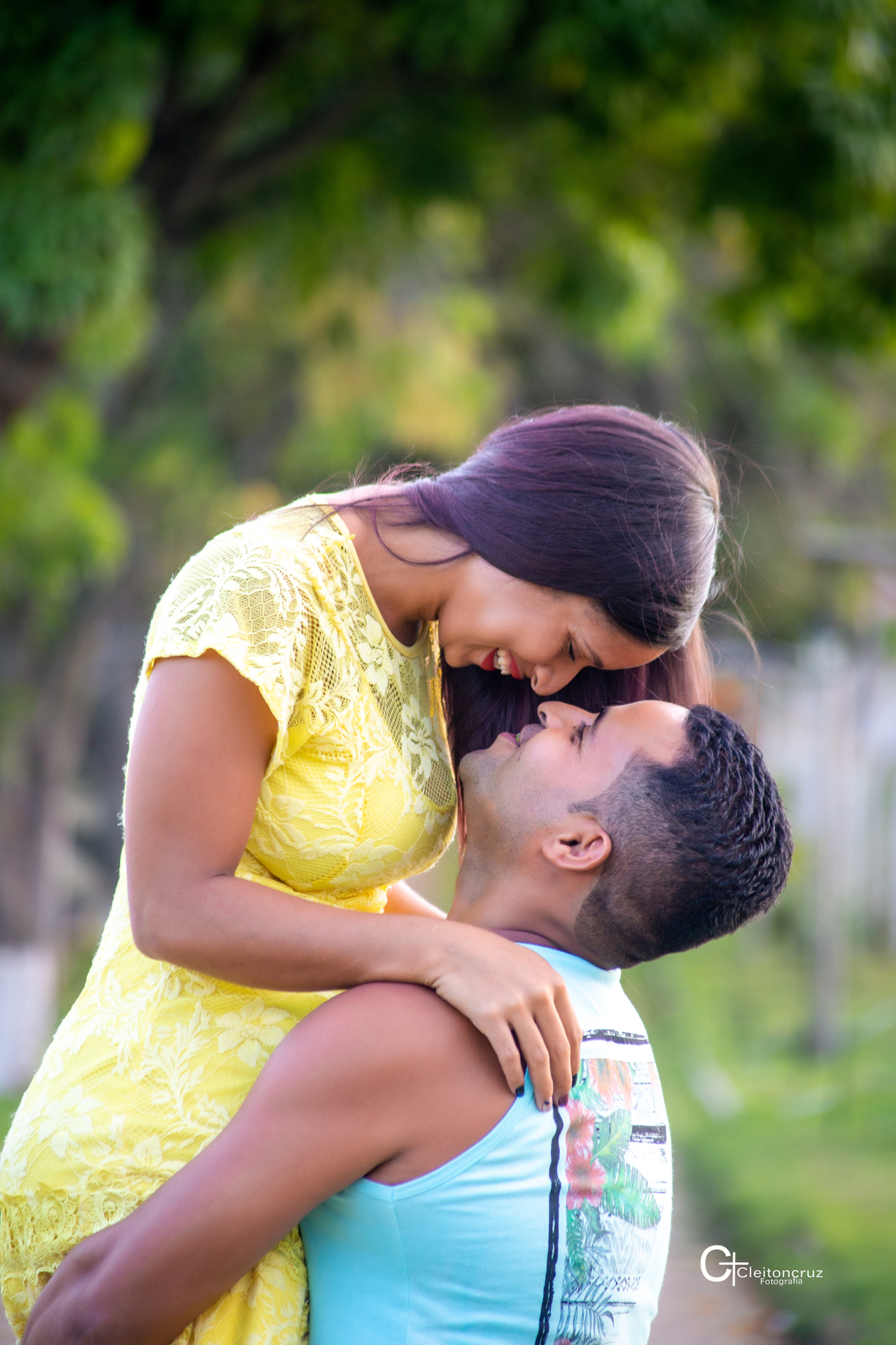 Ensaio de casa que aconteceu no sitio Santa Felicidade, momentos românticos,  olho no olho