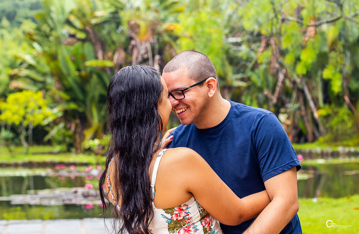 Ensaio pré casamento no Jardim botânico, caminhar, correr, abraça, sorrir, beijar, tudo isso faz parte da vida desse casal