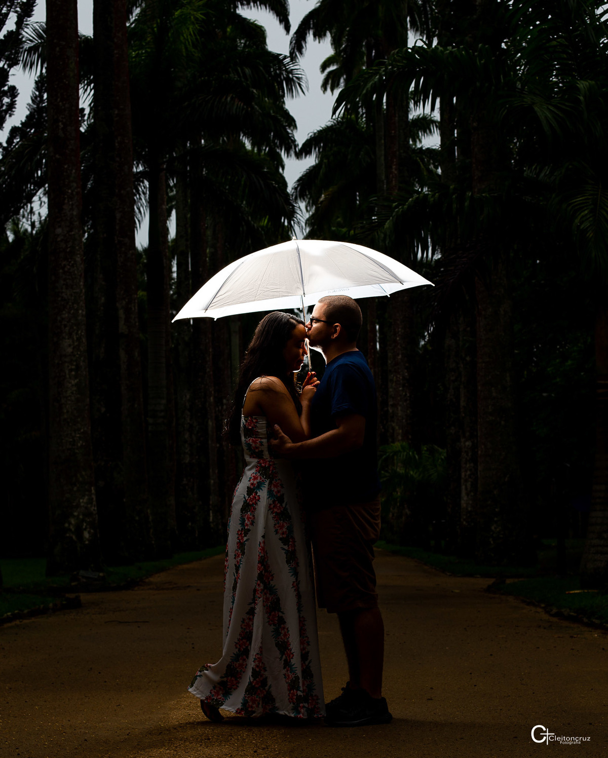 Ensaio pré casamento no Jardim botânico Rio de Janeiro, caminhar, correr, abraça, sorrir, beijar, tudo isso faz parte da vida desse casal