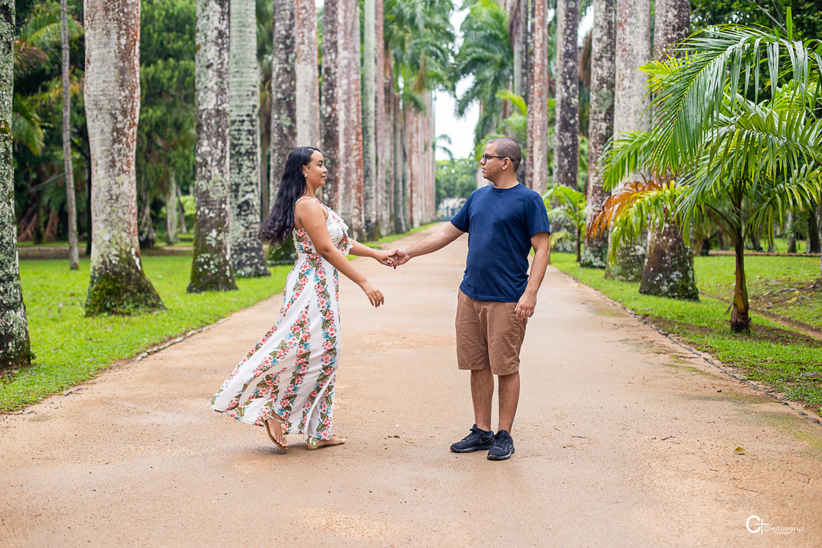 Ensaio pré casamento no Jardim botânico, caminhar, correr, abraça, sorrir, beijar, tudo isso faz parte da vida desse casal