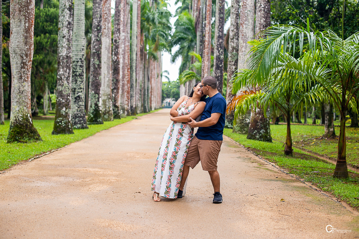 Ensaio pré casamento no Jardim botânico, caminhar, correr, abraça, sorrir, beijar, tudo isso faz parte da vida desse casal