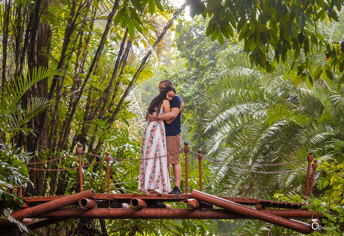 Ensaio pré casamento no Jardim botânico, caminhar, correr, abraça, sorrir, beijar, tudo isso faz parte da vida desse casal