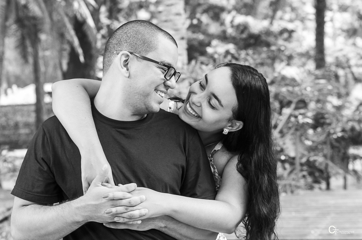 Ensaio pré casamento no Jardim botânico, caminhar, correr, abraça, sorrir, beijar tudo isso faz parte da vida desse casal