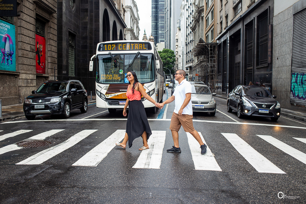 Ensaio pré casamento na Candelária  Rio de Janeiro, caminhar, correr, abraça, sorrir, beijar, tudo isso faz parte da vida desse casal