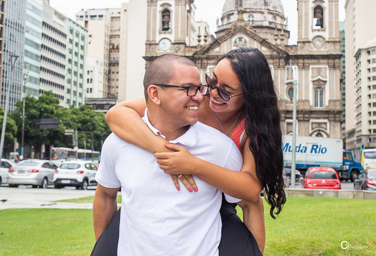 Ensaio pré casamento na Candelária  Rio de Janeiro, caminhar, correr, abraça, sorrir, beijar, tudo isso faz parte da vida desse casal