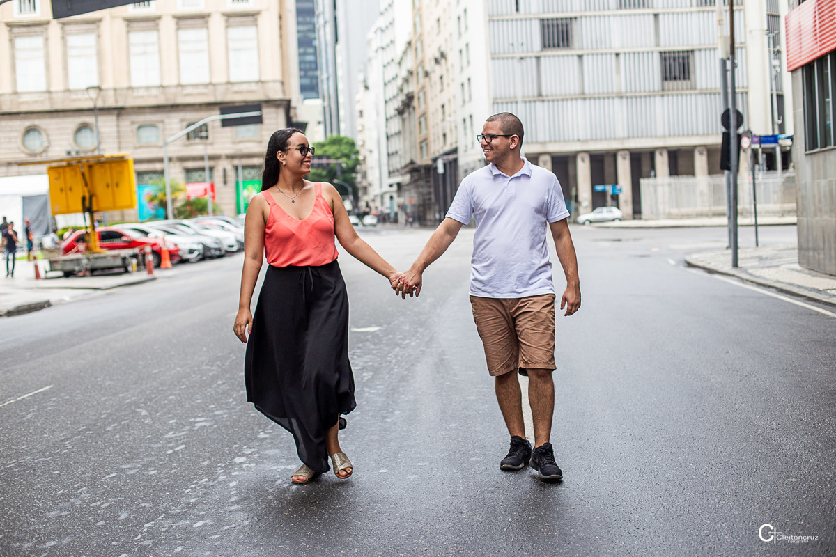 Ensaio pré casamento na Candelária  Rio de Janeiro, caminhar, correr, abraça, sorrir, beijar, tudo isso faz parte da vida desse casal