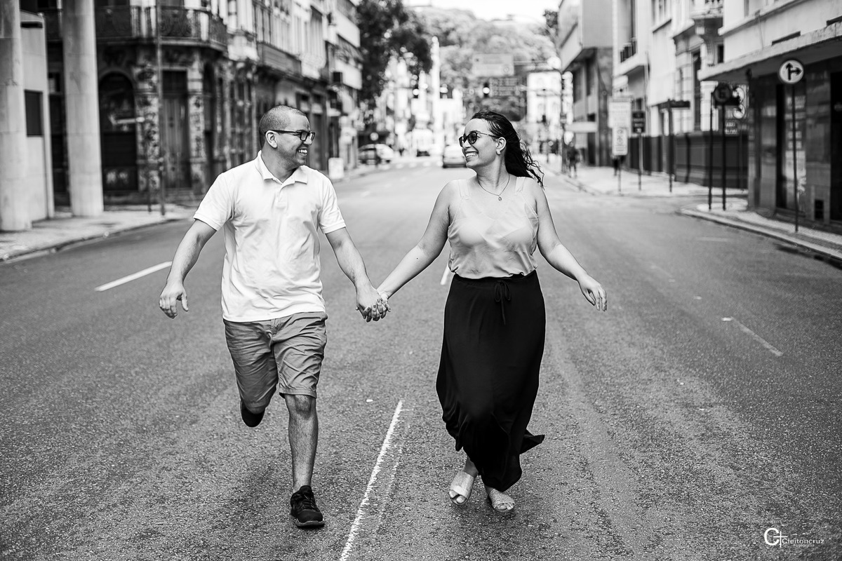 Ensaio pré casamento na Candelária  Rio de Janeiro, caminhar, correr, abraça, sorrir, beijar, tudo isso faz parte da vida desse casal