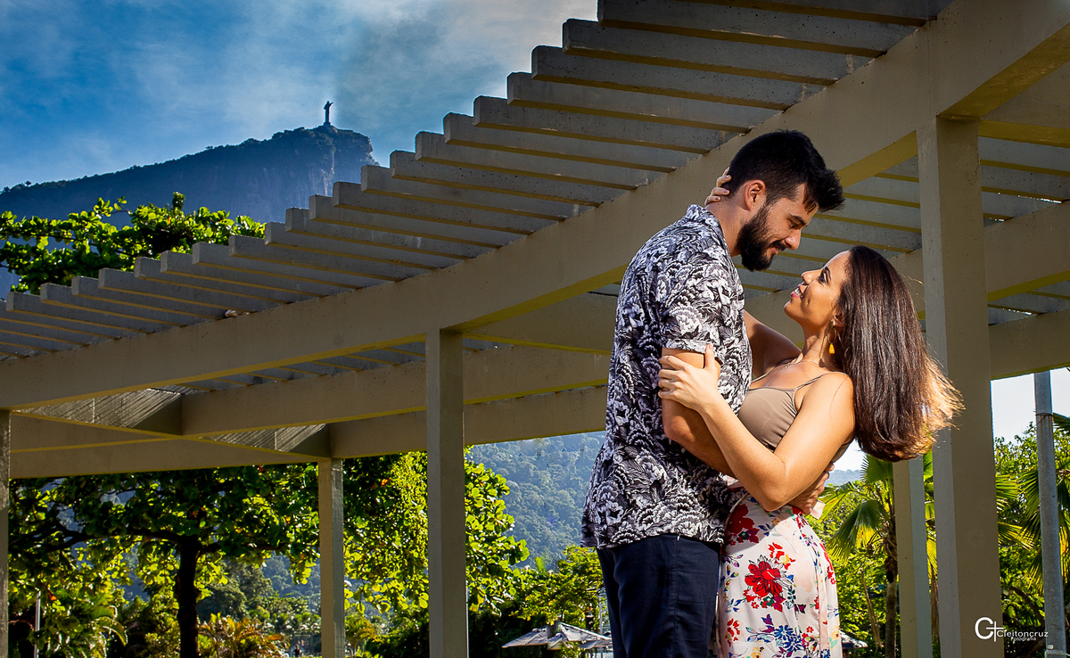 Ensaio Pré-Wedding foto do Casal e o Cristo Redentor ao Fundo 