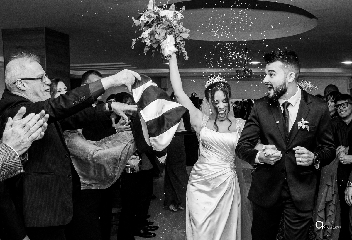 Enfim casados, comemorando com a bandeira do Botafogo 