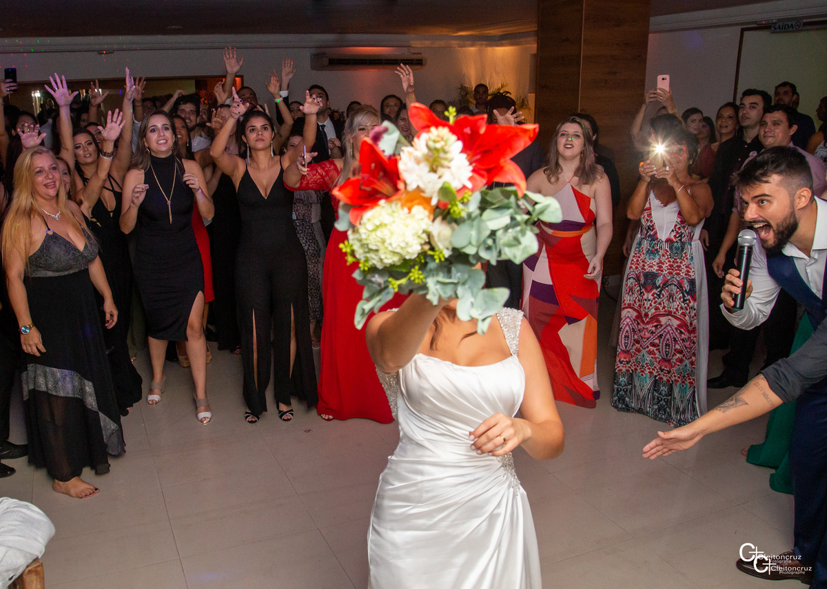 Hora de jogar o buquê, quem vai pegar? 