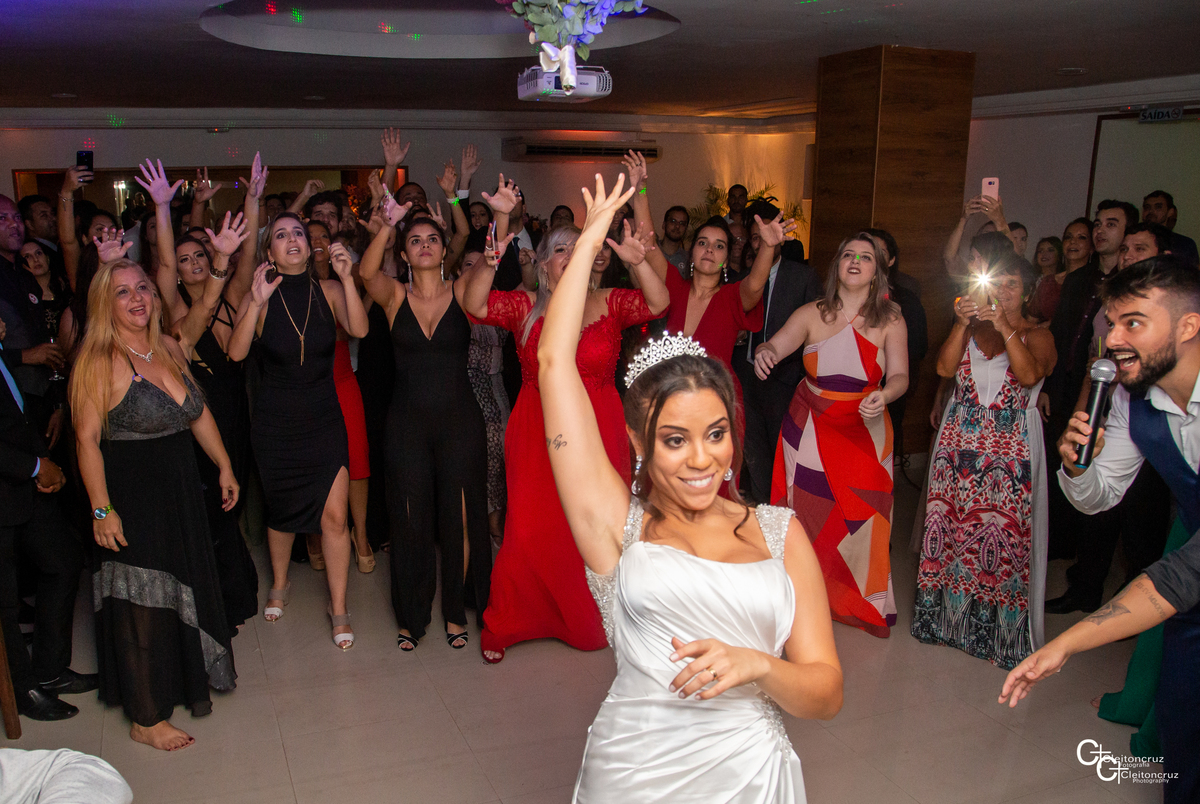 Hora de jogar o buquê, vai que é tua Tafarel 