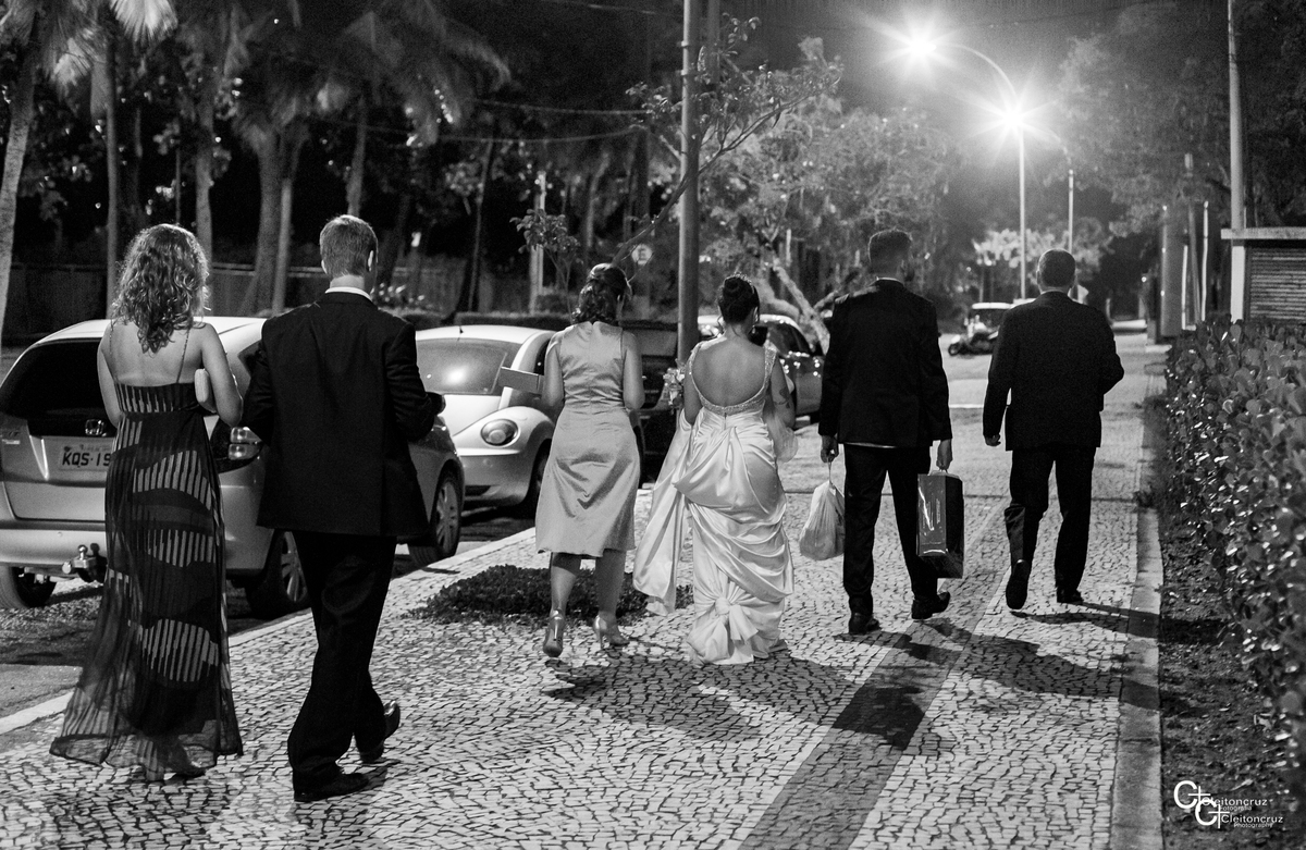 Final de festa, os noivos indo embora 
