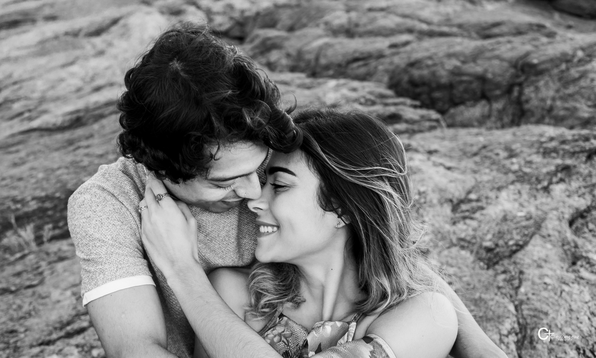ensaio de casal na praia da Joatinga foto preto e branco 