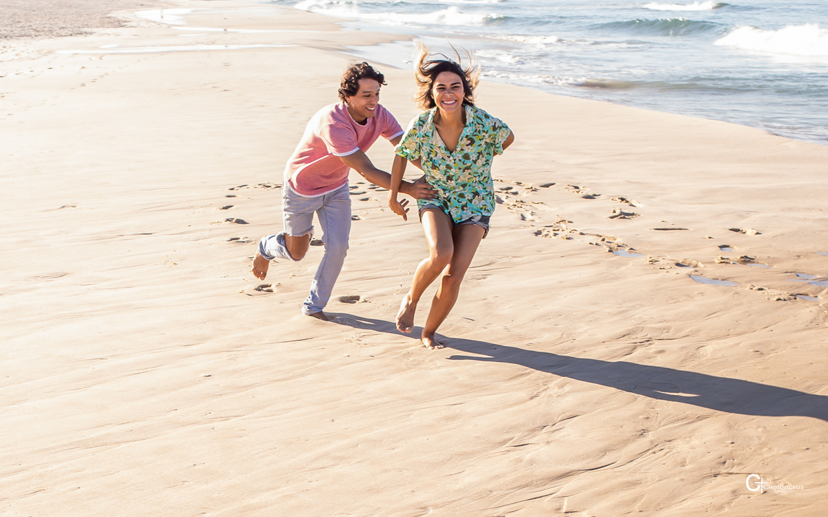 ensaio de casal momento descontraído na praia da Barra da Tijuca