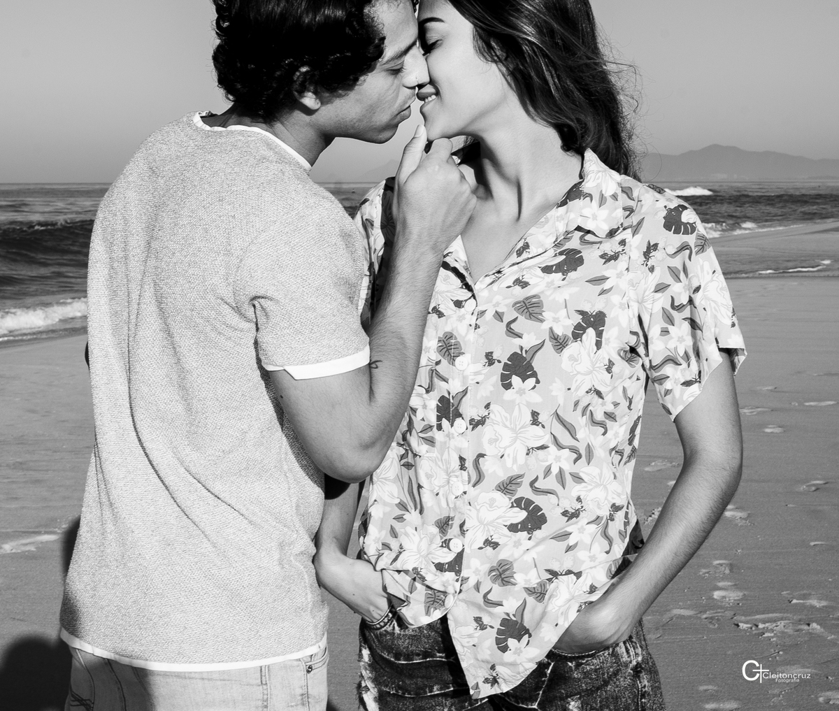 ensaio de casal foto preto e branco no clima bem romántico na praia Barra da Tijuca 