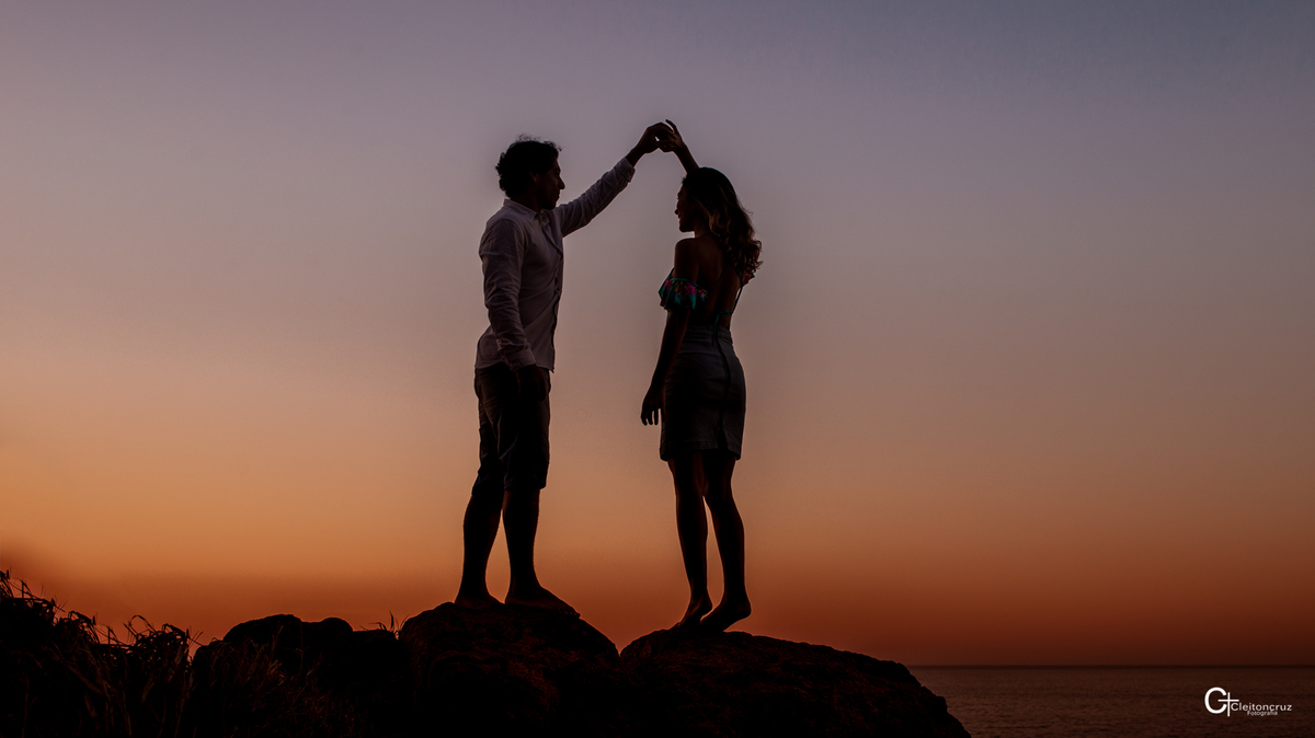 Ensaio de casal silhueta no amanhecer  praia da joatinga 