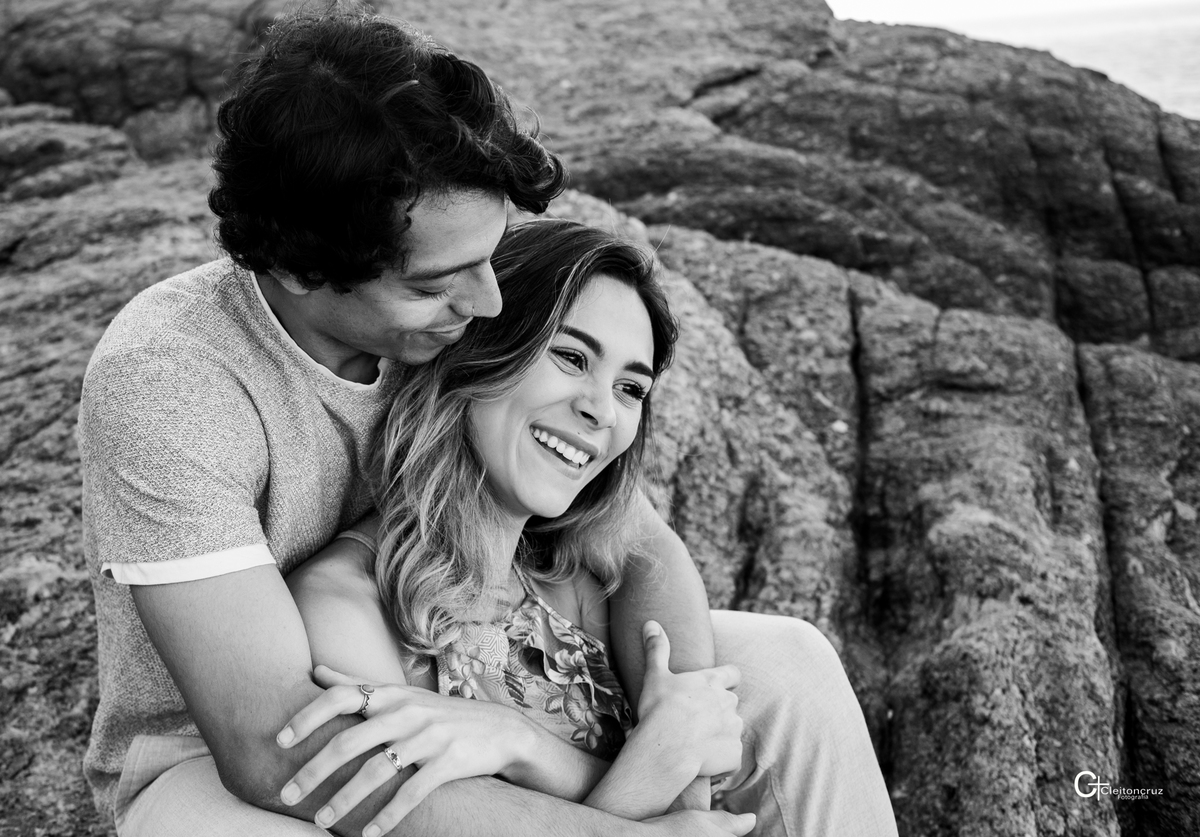 ensaio de casal praia da Joatinga sorriso leve e descontraindo foto preto e branco