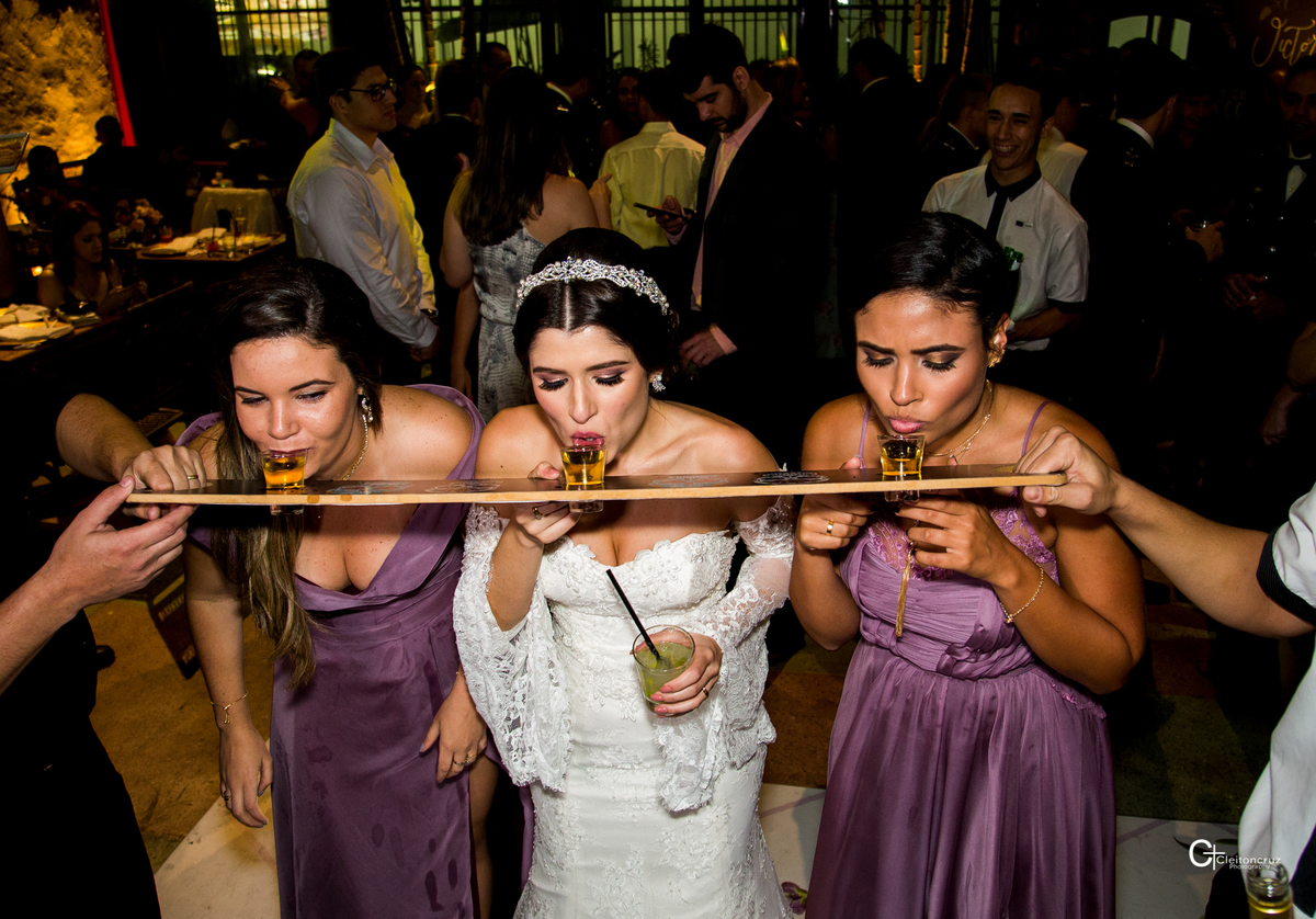 noivos bebendo 