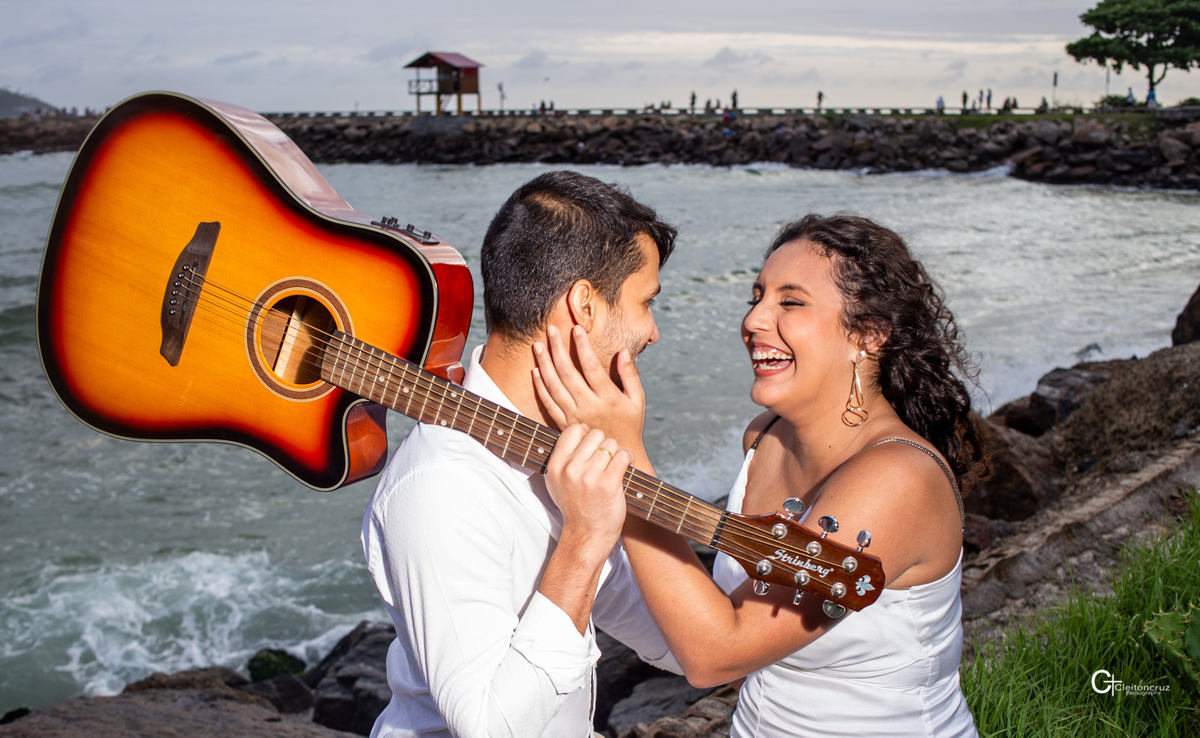 pre wedding na praia  com violão 