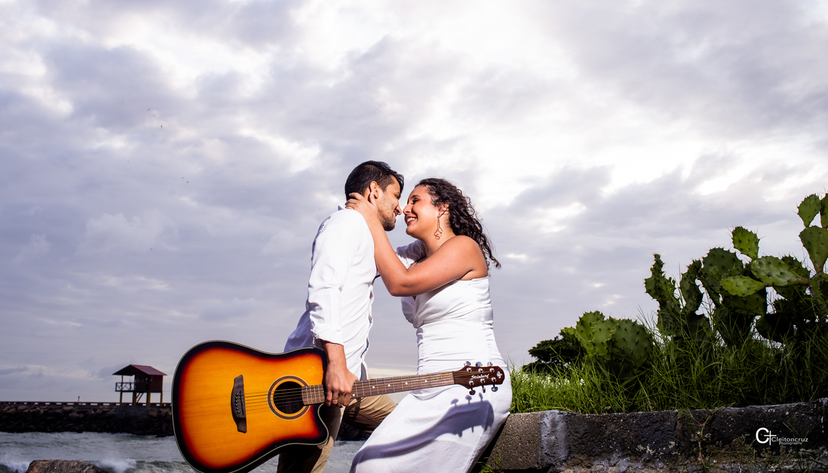 pre wedding na praia  com violão 