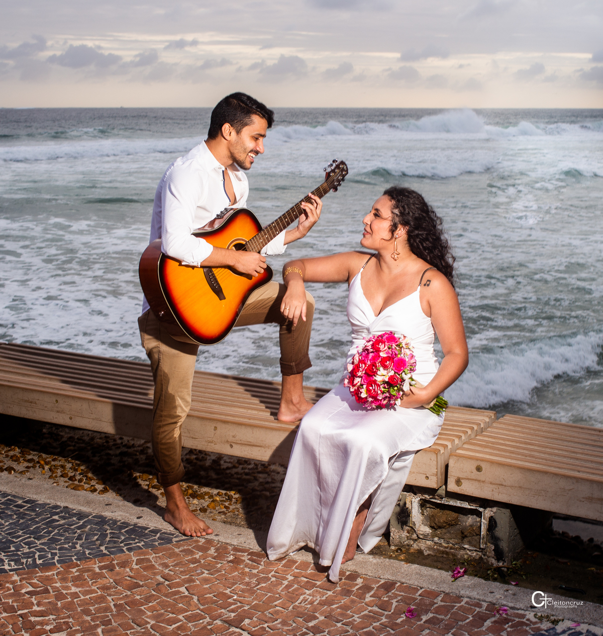 pre wedding na praia  com violão 