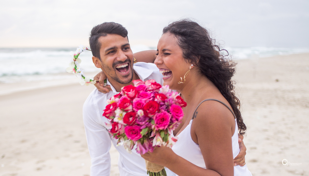 pre wedding na praia  buquê de flores 