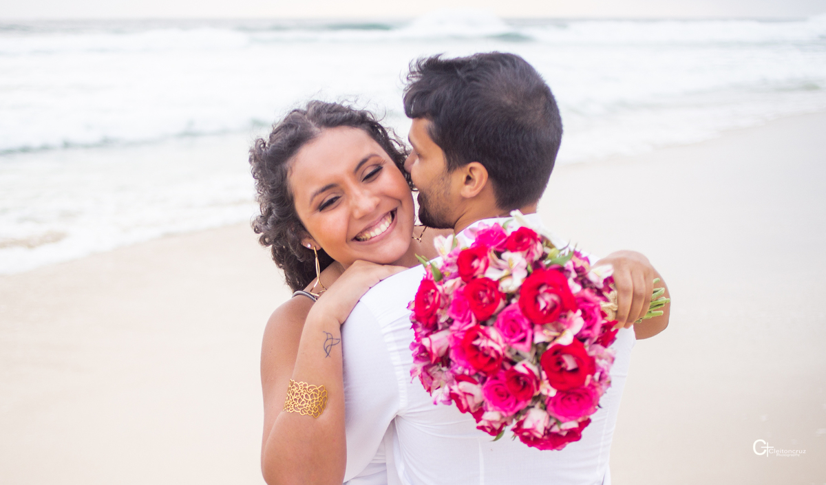 pre wedding na praia com buquê de flores 