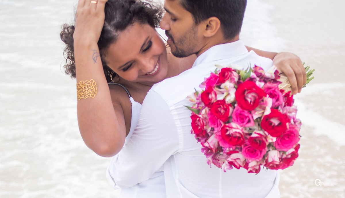 pre wedding na praia  buquê de flores 