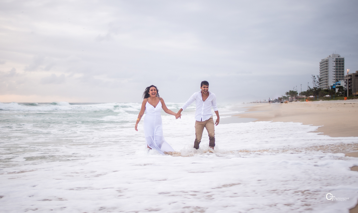 pre wedding na praia correndo