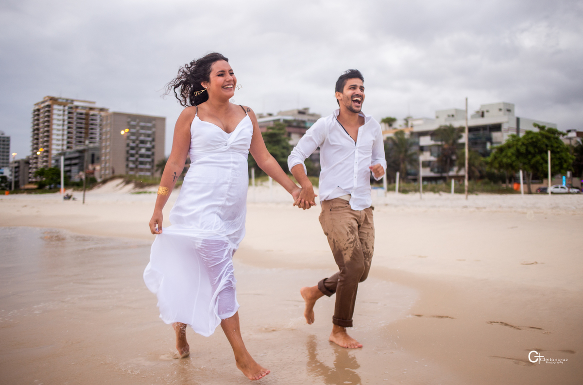 pre wedding na praia correndo e sorrindo
