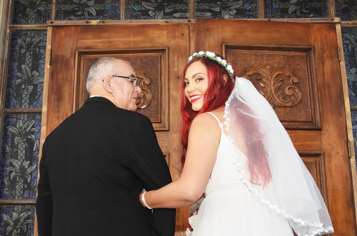 Último olhar da noiva  antes de entrar no altar para o casamento.