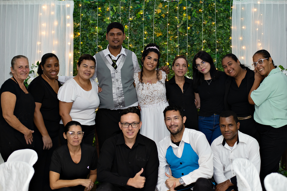 Noivos com Equipe do Buffet