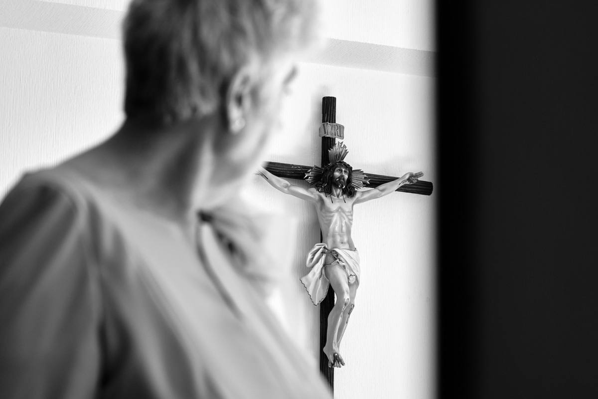 Miradas de devoción fotografía realizada por los mejores fotógrafos de Sevilla - Parejo Photos 