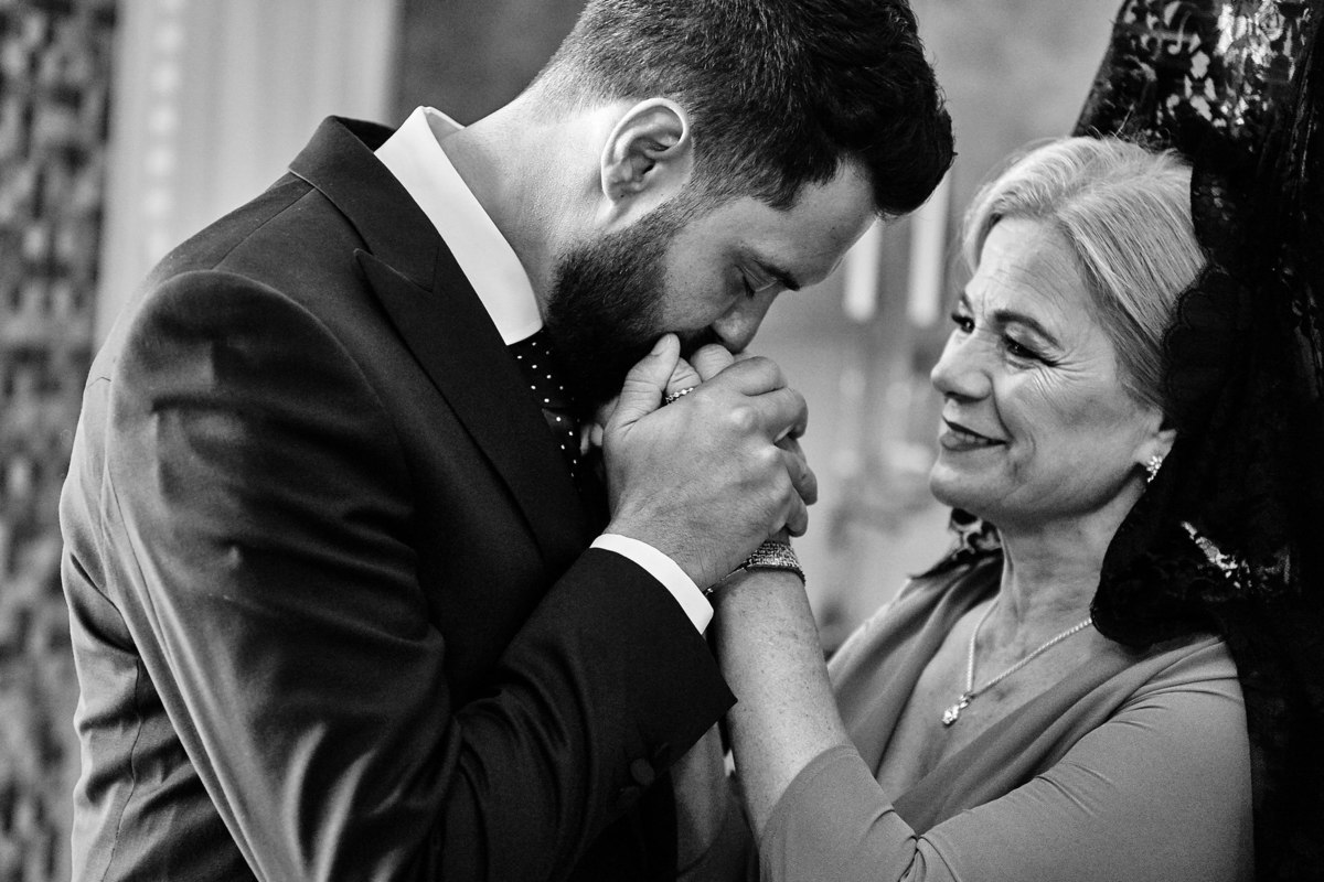 Amor de madre fotografía realizada por los mejores fotógrafos de Sevilla - Parejo Photos