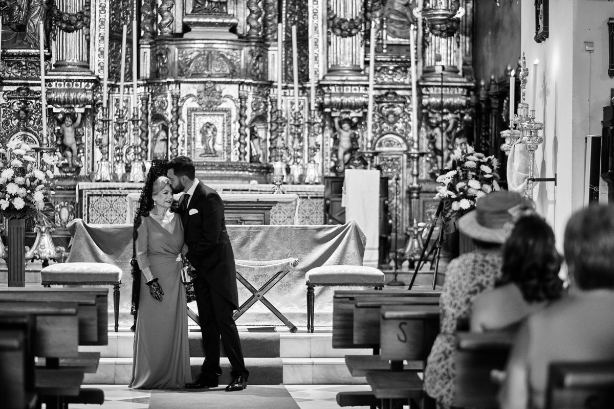 La Espera en el altar fotografía realizada por los mejores fotógrafos de Sevilla - Parejo Photos