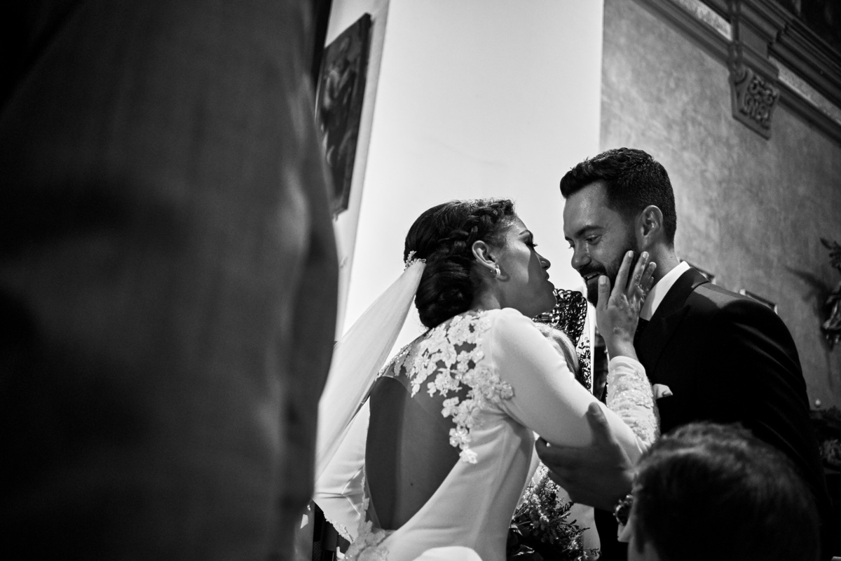 Bessos y lagrimas fotografía realizada por los mejores fotógrafos de Sevilla - Parejo Photos