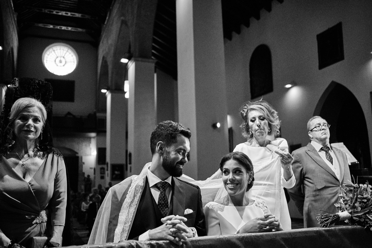 Miradas en el rito de la velación fotografía realizada por los mejores fotógrafos de Sevilla - Parejo Photos
